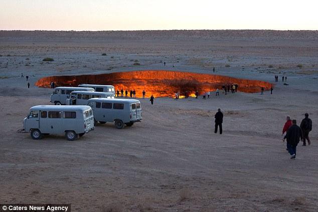  Tổng thống Turkmenistan yêu cầu đóng Cổng địa ngục đã bốc cháy suốt 50 năm  - Ảnh 3.