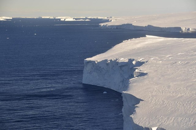 Các nhà khoa học khám phá Thwaites, ‘sông băng ngày tận thế’ ở Nam Cực - Ảnh 2.