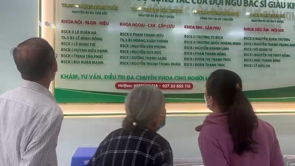 Trốn việc ở bệnh viện công, bác sĩ xuống Tiền Giang làm phòng khám tư - Ảnh 1. Trốn việc ở bệnh viện công, bác sĩ xuống Tiền Giang làm phòng khám tư - Ảnh 1.