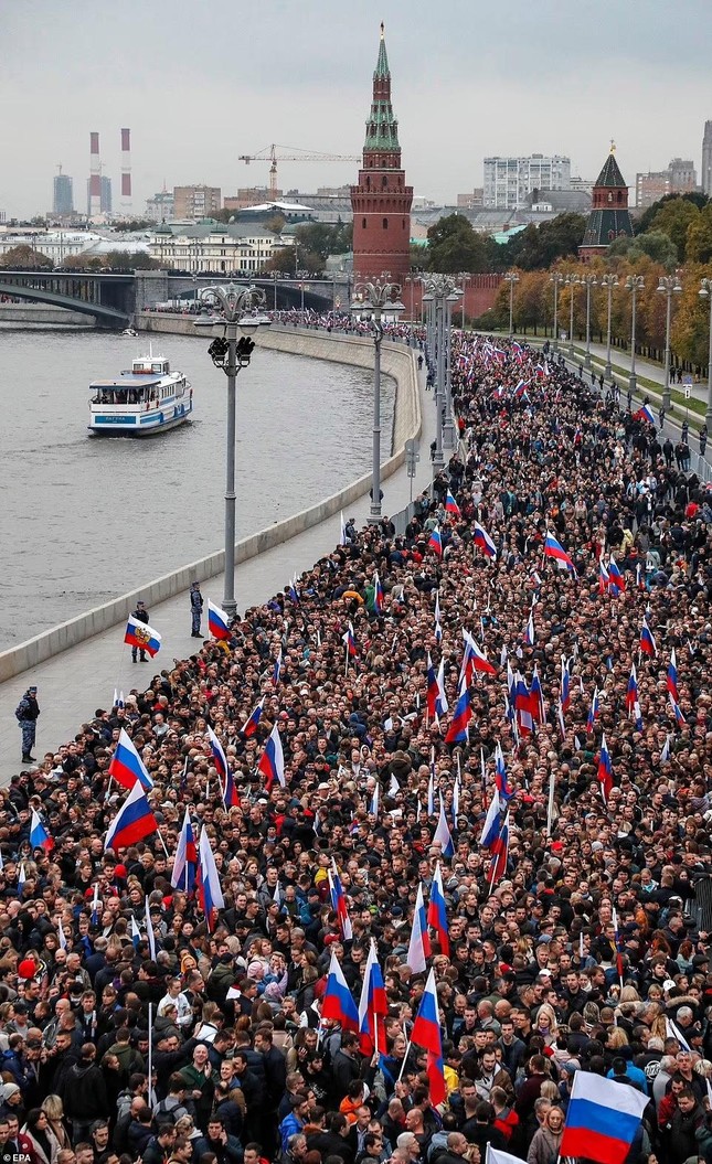 Tổng thống Putin phát biểu tại sự kiện chào mừng 4 vùng lãnh thổ mới sáp nhập Nga - Ảnh 3.