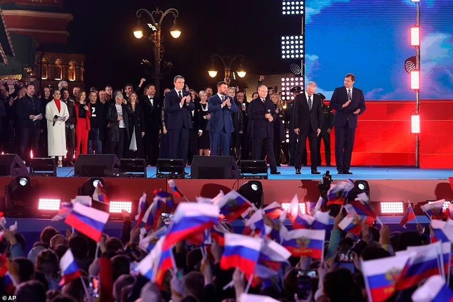 Tổng thống Putin phát biểu tại sự kiện chào mừng 4 vùng lãnh thổ mới sáp nhập Nga - Ảnh 5.