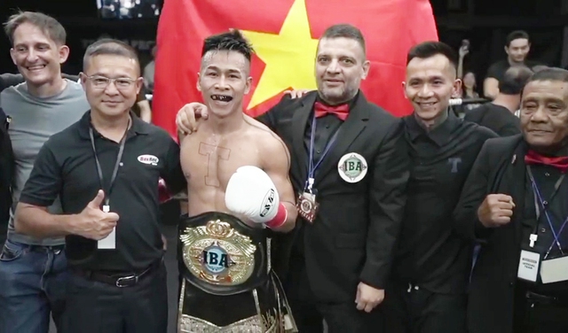 Tung đòn đấm hạ gục đối thủ Philippines, võ sĩ Việt Nam giành đai vô địch thế giới lịch sử - Ảnh 2.
