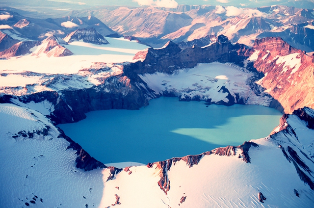 Hàng loạt hồ nước mới xuất hiện ở Alaska khiến các nhà khoa học lo lắng vì thảm họa ẩn sâu bên dưới - Ảnh 1.
