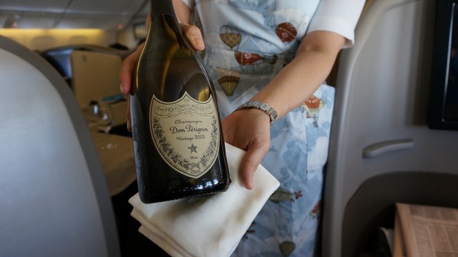Mua bay vé hạng nhất để uống champagne gần 20 triệu đồng/chai - Ảnh 1.