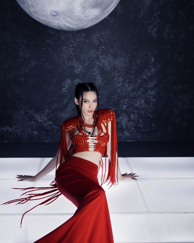 Hoa hậu Lương Thuỳ Linh mặc đầm kết từ 200 sợi dây đỏ - Ảnh 7.