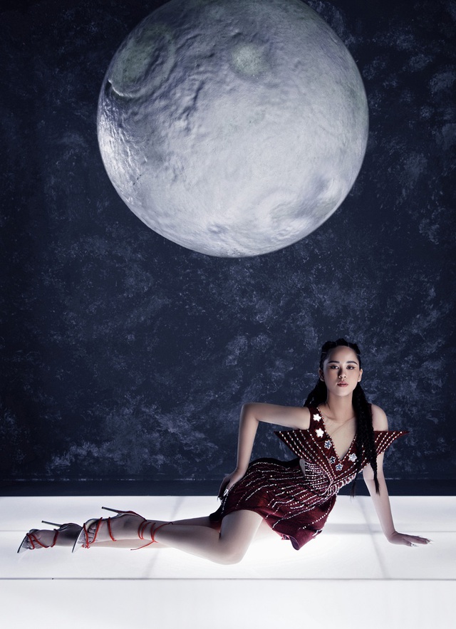 Hoa hậu Lương Thuỳ Linh mặc đầm kết từ 200 sợi dây đỏ - Ảnh 6.