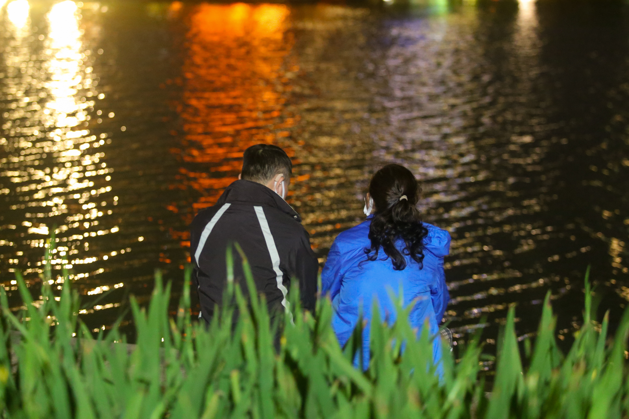 Người Hà Nội mặc áo mưa giữ ấm khi gió mùa về - Ảnh 2.