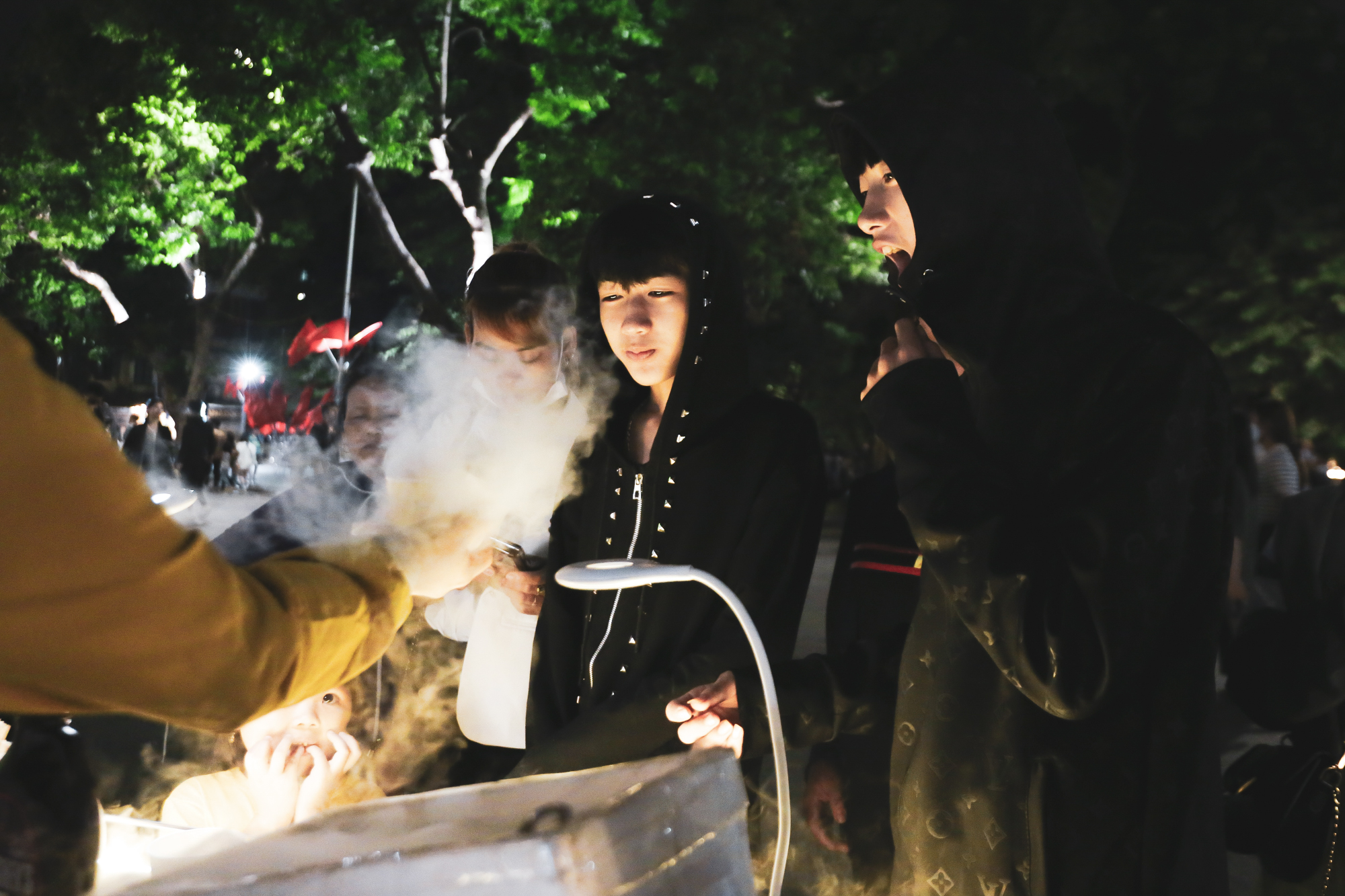 Người Hà Nội mặc áo mưa giữ ấm khi gió mùa về - Ảnh 3.