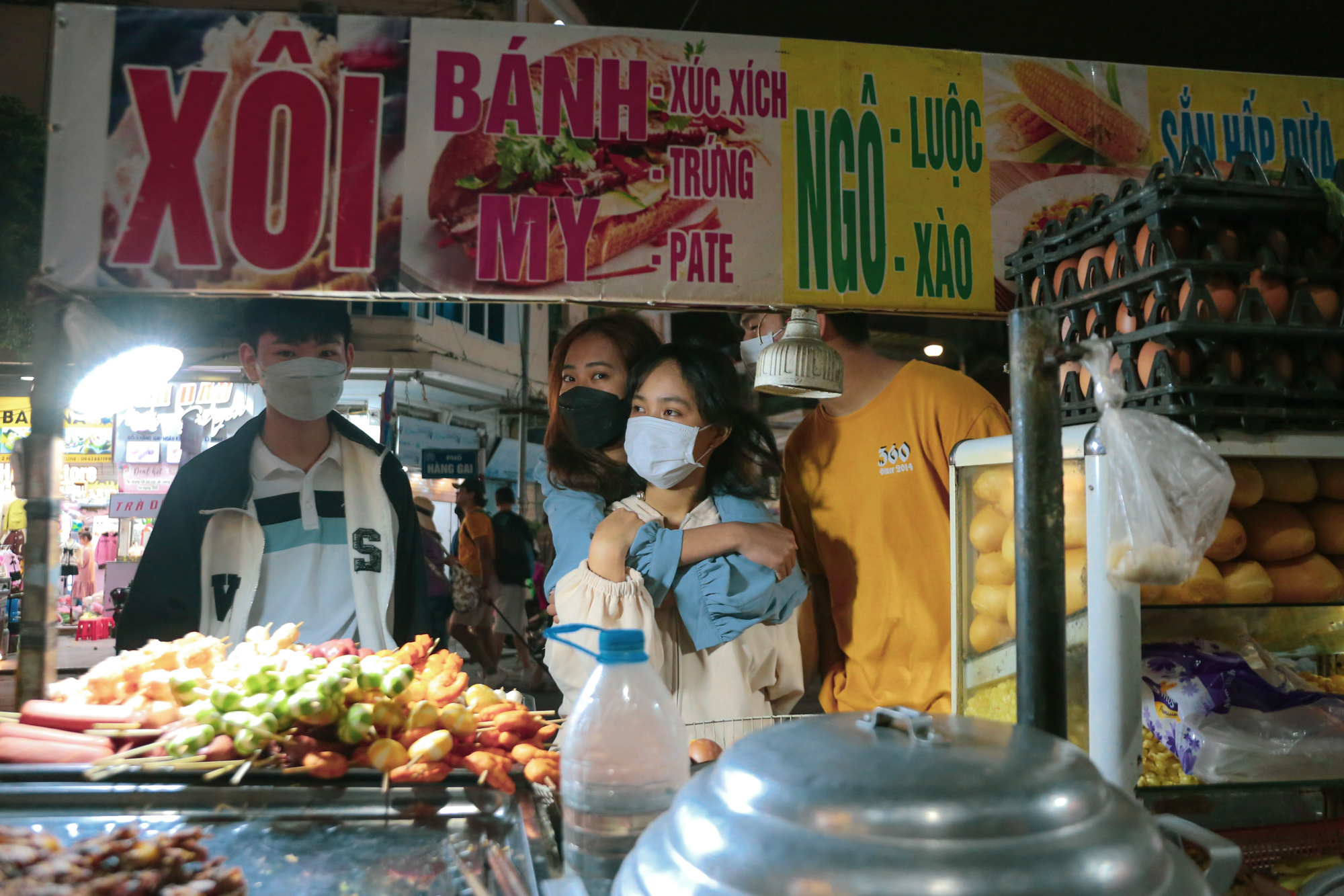 Người Hà Nội mặc áo mưa giữ ấm khi gió mùa về - Ảnh 6.