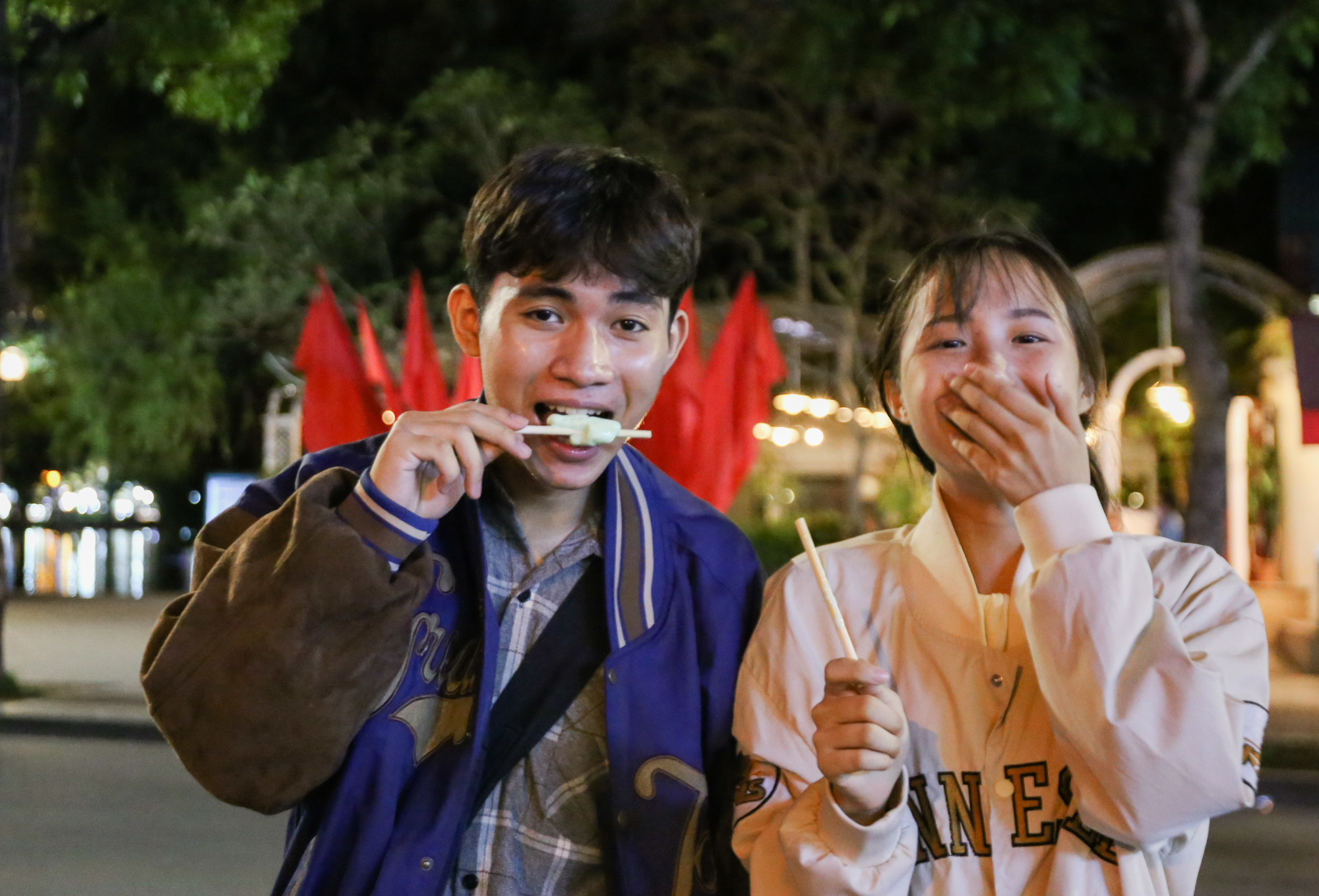 Người Hà Nội mặc áo mưa giữ ấm khi gió mùa về - Ảnh 7.