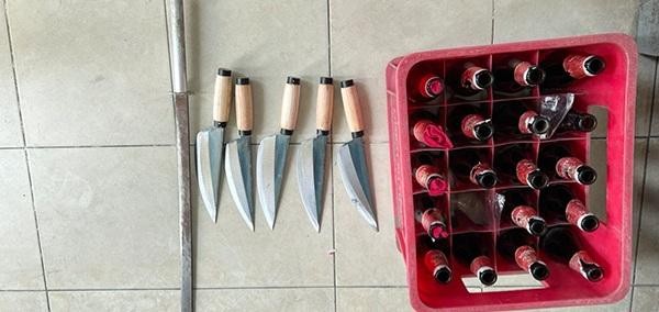 Hai tay ba dao đi tìm đối thủ, hai thanh niên gặp ngay công an