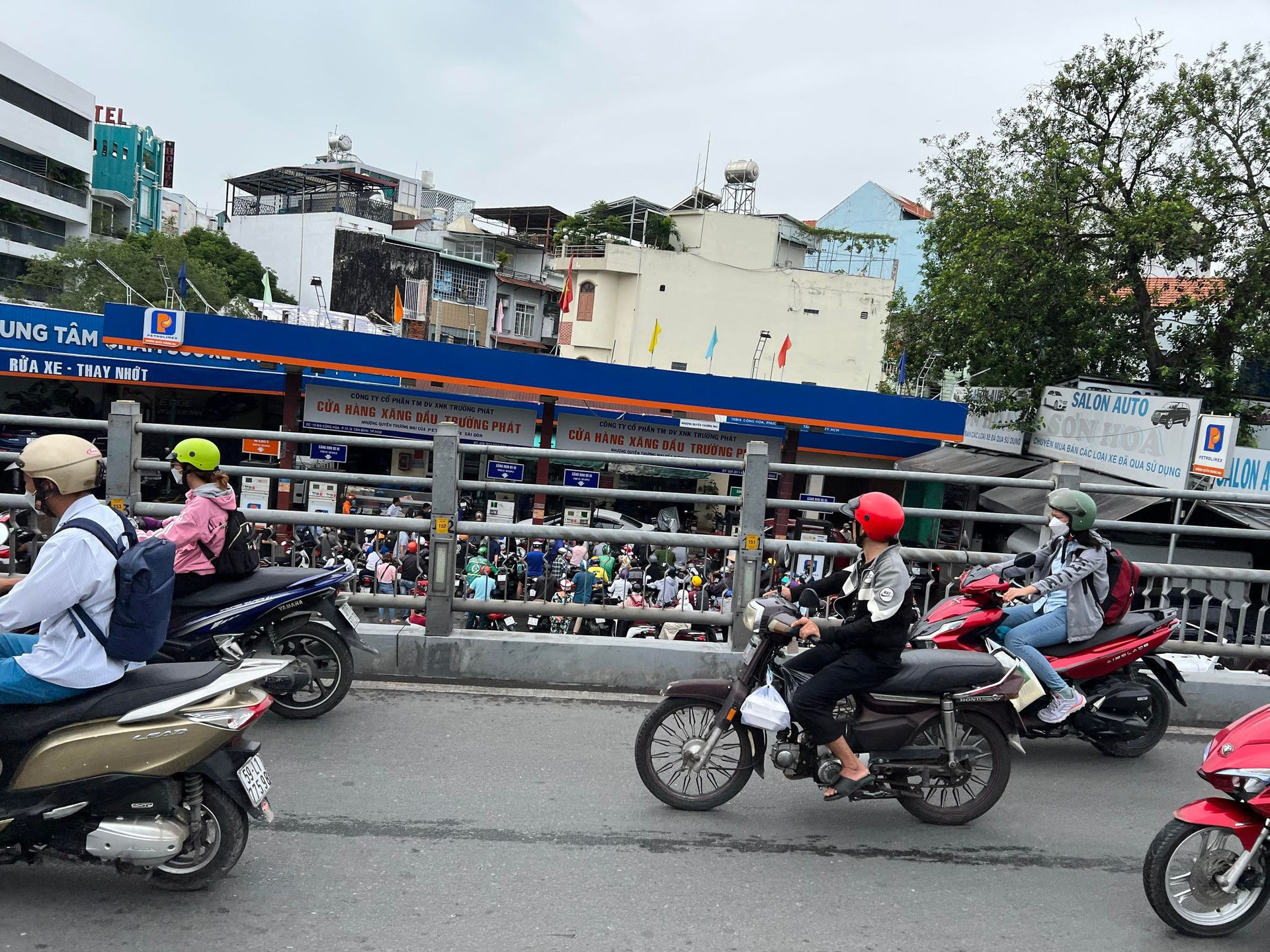 Người dân TP HCM không thể mua xăng theo mong muốn - Ảnh 2. Người dân TP HCM không thể mua xăng theo mong muốn - Ảnh 2.
