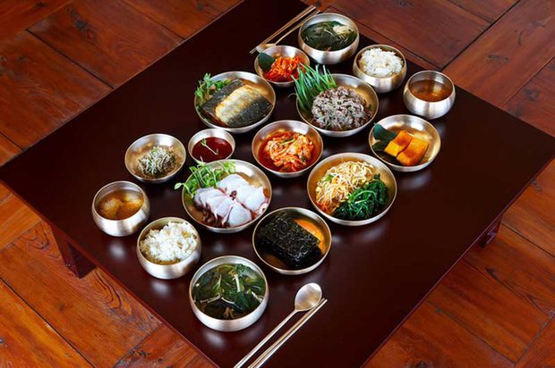 Vì sao đũa kim loại trơn trượt, khó gắp thức ăn nhưng người Hàn lại ưa chuộng dùng suốt hàng thế kỷ? - Ảnh 6.