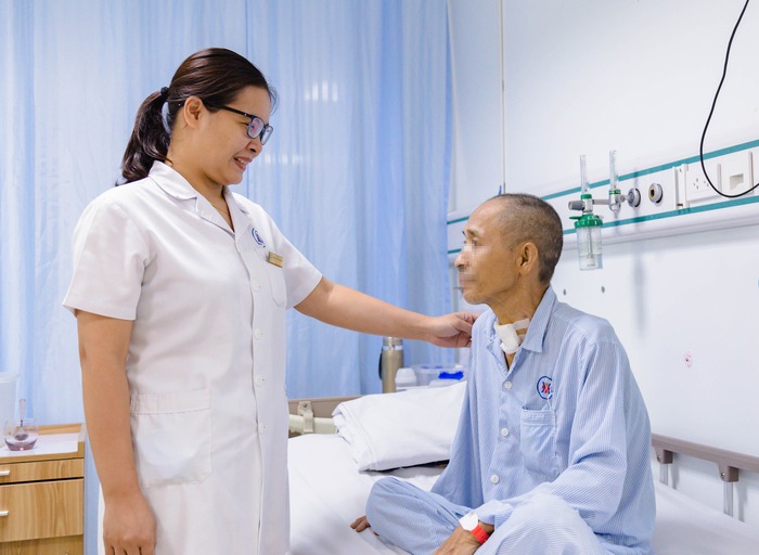 Hành trình 52 ngày cứu sống bệnh nhân mắc ung thư bị sốc nhiễm khuẩn, suy đa tạng kéo dài - Ảnh 1. Hành trình 52 ngày cứu sống bệnh nhân mắc ung thư bị sốc nhiễm khuẩn, suy đa tạng kéo dài - Ảnh 1.