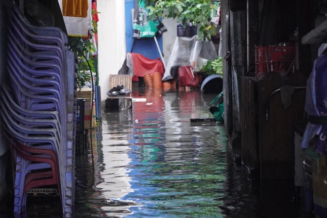 Người dân TPHCM bì bõm về nhà khi triều cường dâng cao - Ảnh 10.