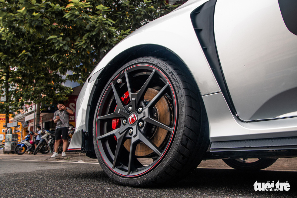 Honda Civic Type R độc nhất Việt Nam của ông Đặng Lê Nguyên Vũ, giá khoảng 4 tỉ đồng - Ảnh 6. Honda Civic Type R độc nhất Việt Nam của ông Đặng Lê Nguyên Vũ, giá khoảng 4 tỉ đồng - Ảnh 6.