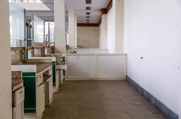 Khung cảnh bên trong bến xe bỏ hoang 10 năm ở Đà Nẵng, vừa bị ngân hàng rao bán để siết nợ - Ảnh 10. Khung cảnh bên trong bến xe bỏ hoang 10 năm ở Đà Nẵng, vừa bị ngân hàng rao bán để siết nợ - Ảnh 10.