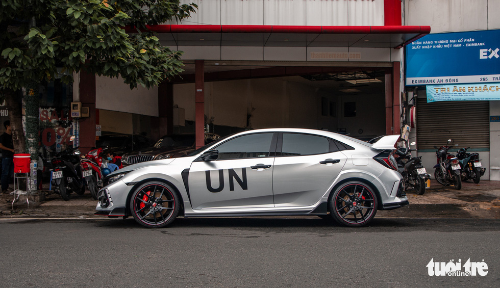 Honda Civic Type R độc nhất Việt Nam của ông Đặng Lê Nguyên Vũ, giá khoảng 4 tỉ đồng - Ảnh 4. Honda Civic Type R độc nhất Việt Nam của ông Đặng Lê Nguyên Vũ, giá khoảng 4 tỉ đồng - Ảnh 4.