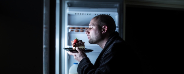 Tại sao những người có thói quen ăn tối muộn dễ tăng nguy cơ béo phì? - Ảnh 1.