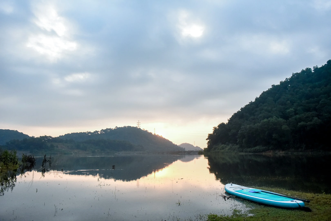 Những hồ nước đẹp ngay gần Hà Nội khiến du khách phải lòng - Ảnh 2.
