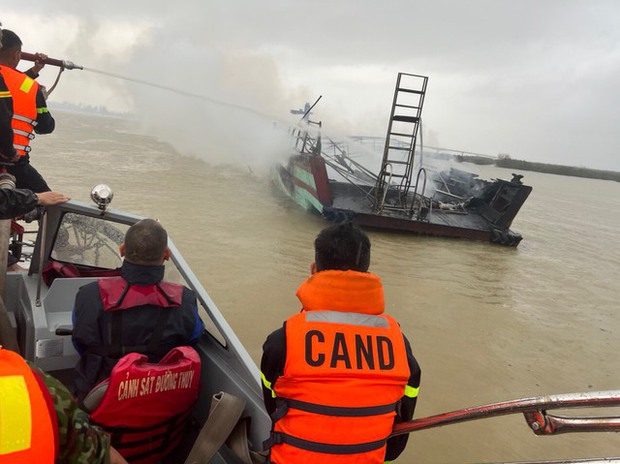 Hiện trường hàng loạt tàu, ca nô du lịch bốc cháy tại Cửa Đại: Thiệt hại khoảng 20 tỉ đồng - Ảnh 7.