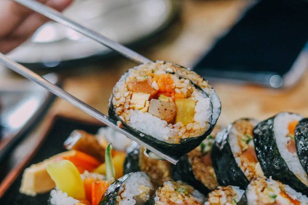 Vì sao đũa kim loại trơn trượt, khó gắp thức ăn nhưng người Hàn lại ưa chuộng dùng suốt hàng thế kỷ? - Ảnh 4.