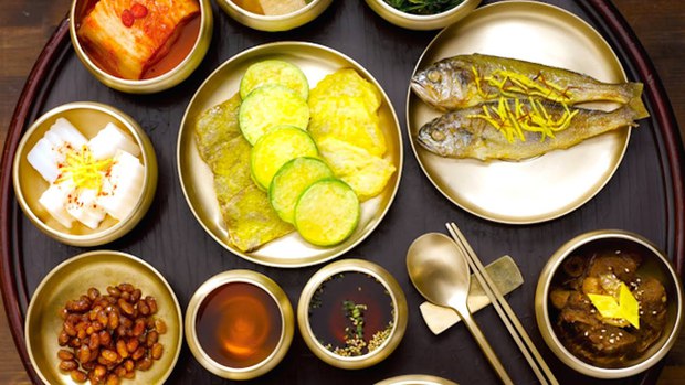 Vì sao đũa kim loại trơn trượt, khó gắp thức ăn nhưng người Hàn lại ưa chuộng dùng suốt hàng thế kỷ? - Ảnh 3. Vì sao đũa kim loại trơn trượt, khó gắp thức ăn nhưng người Hàn lại ưa chuộng dùng suốt hàng thế kỷ? - Ảnh 3.