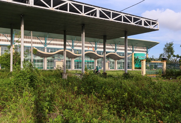 Khung cảnh bên trong bến xe bỏ hoang 10 năm ở Đà Nẵng, vừa bị ngân hàng rao bán để siết nợ - Ảnh 17. Khung cảnh bên trong bến xe bỏ hoang 10 năm ở Đà Nẵng, vừa bị ngân hàng rao bán để siết nợ - Ảnh 17.