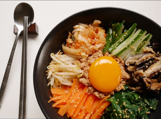 Vì sao đũa kim loại trơn trượt, khó gắp thức ăn nhưng người Hàn lại ưa chuộng dùng suốt hàng thế kỷ? - Ảnh 1. Vì sao đũa kim loại trơn trượt, khó gắp thức ăn nhưng người Hàn lại ưa chuộng dùng suốt hàng thế kỷ? - Ảnh 1.