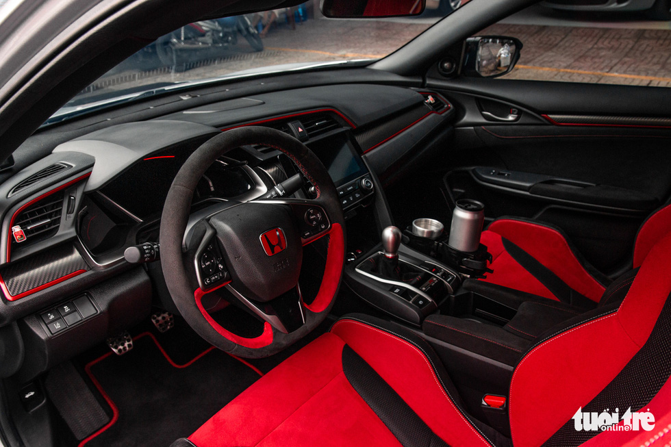 Honda Civic Type R độc nhất Việt Nam của ông Đặng Lê Nguyên Vũ, giá khoảng 4 tỉ đồng - Ảnh 10. Honda Civic Type R độc nhất Việt Nam của ông Đặng Lê Nguyên Vũ, giá khoảng 4 tỉ đồng - Ảnh 10.