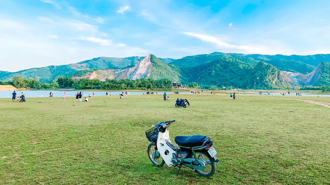 Những hồ nước đẹp ngay gần Hà Nội khiến du khách phải lòng - Ảnh 22.