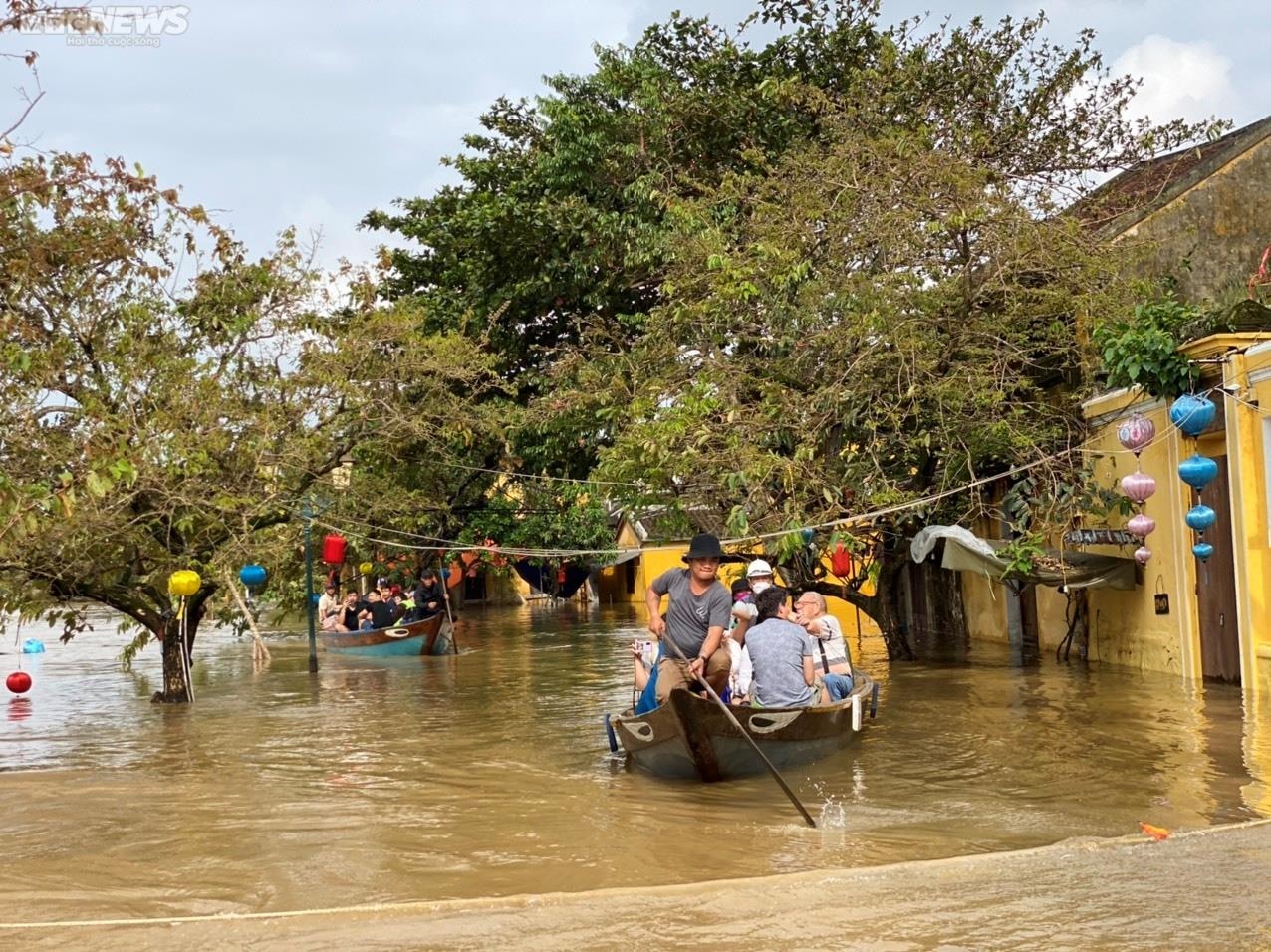 Phố cổ Hội An chìm trong biển nước, du khách lưu trú khu An Hội khăn gói sơ tán - Ảnh 12.