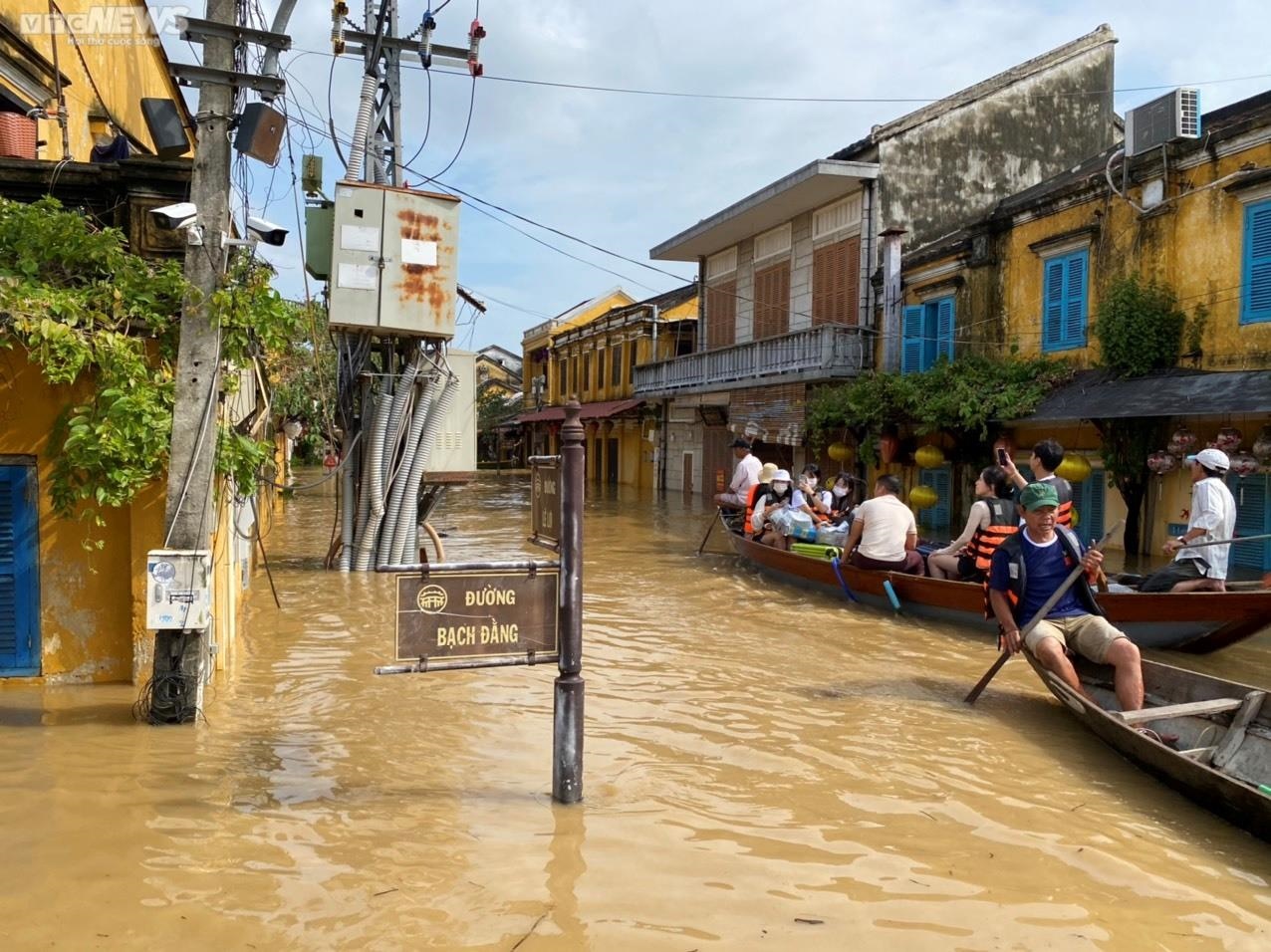 Phố cổ Hội An chìm trong biển nước, du khách lưu trú khu An Hội khăn gói sơ tán - Ảnh 4.