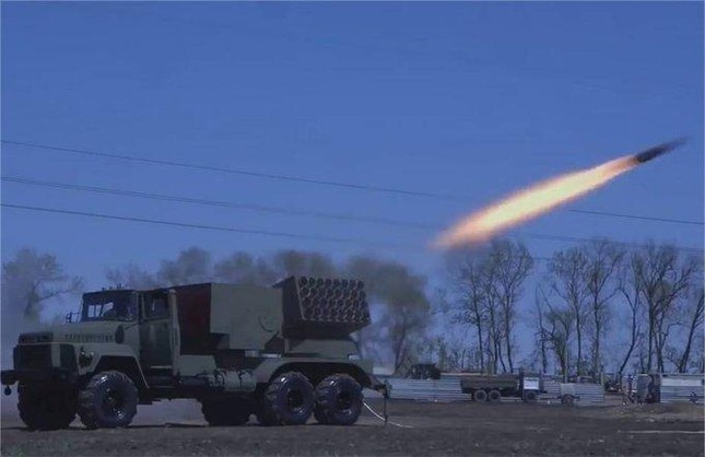 Hỏa thần nhiệt áp Cheburashka khai hỏa ở miền Đông Ukraine - Ảnh 1.