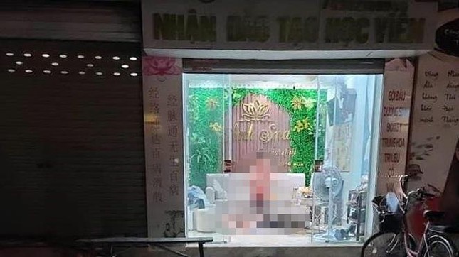 Nam thanh niên dùng dao tự đâm trong quán spa, bên cạnh là xác cô gái