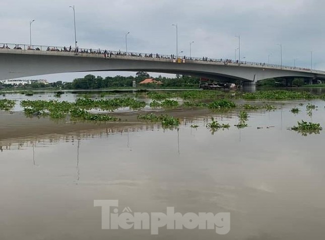 Tìm kiếm hai thanh niên nam, nữ nhảy sông Sài Gòn mất tích - Ảnh 2.