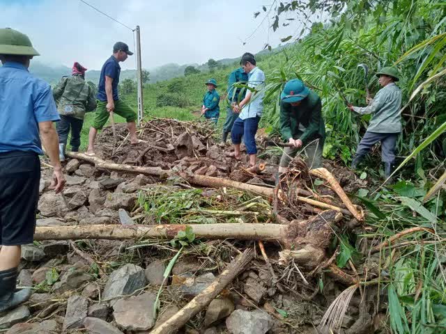 Con đường độc đạo bị lũ cuốn phăng, hàng trăm người cùng nhau ra cào bún, vá đường - Ảnh 9.