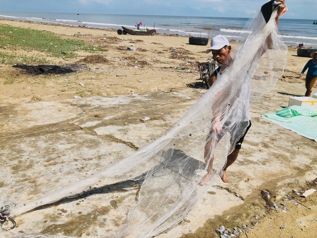 Đánh bắt ruốc biển sau mưa lũ, ngư dân kiếm tiền triệu mỗi ngày - Ảnh 3.