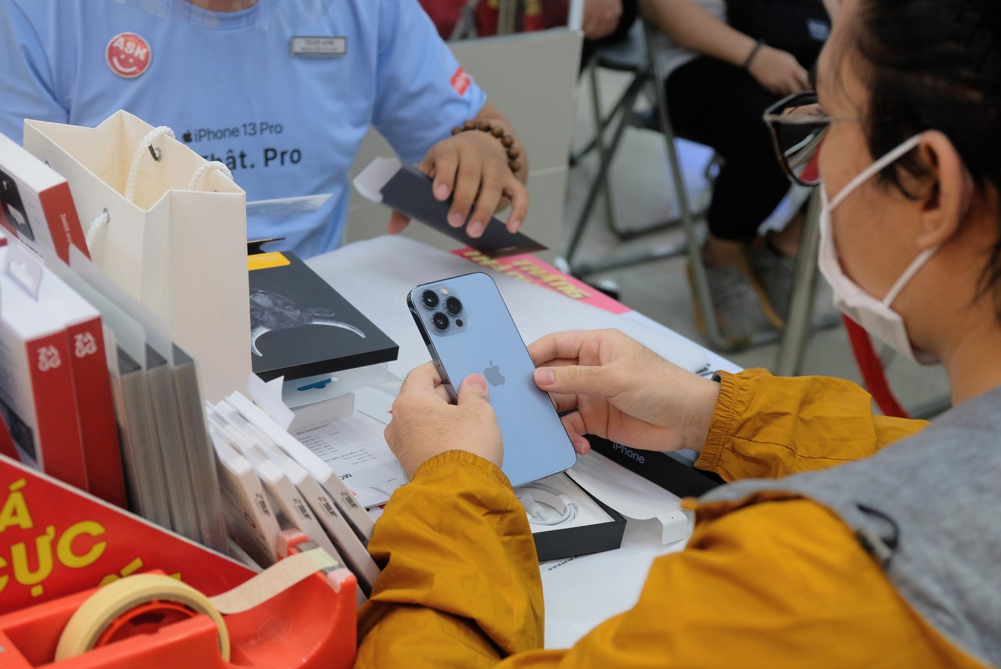 Đại lý Việt Nam có thể bị phạt tiền tỷ nếu kích hoạt iPhone trước ngày mở bán - Ảnh 4. Đại lý Việt Nam có thể bị phạt tiền tỷ nếu kích hoạt iPhone trước ngày mở bán - Ảnh 4.
