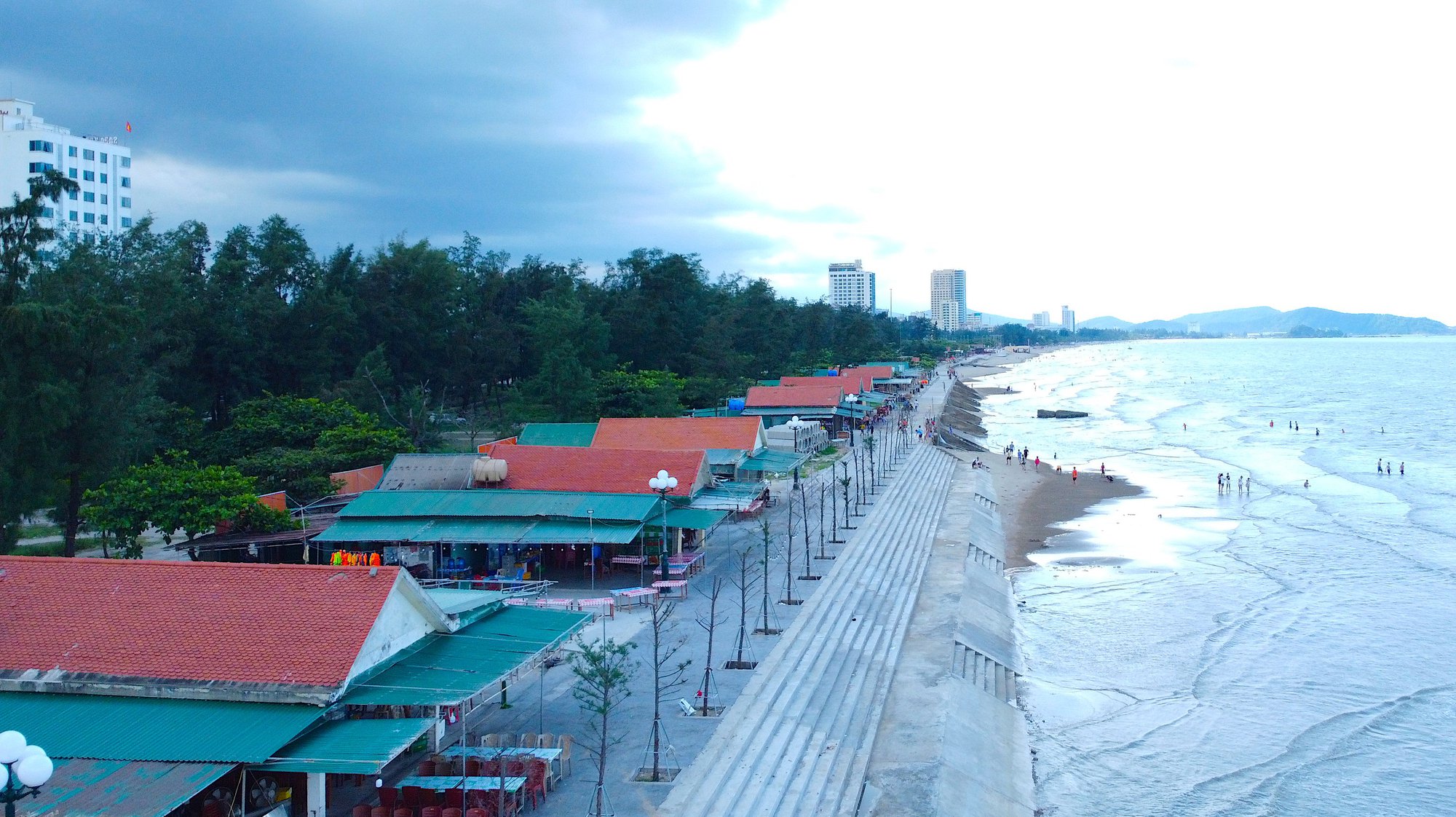 Tháo dỡ hàng trăm ki-ot, trả lại bãi biển đẹp nhất Bắc Trung Bộ cho người dân - Ảnh 13.