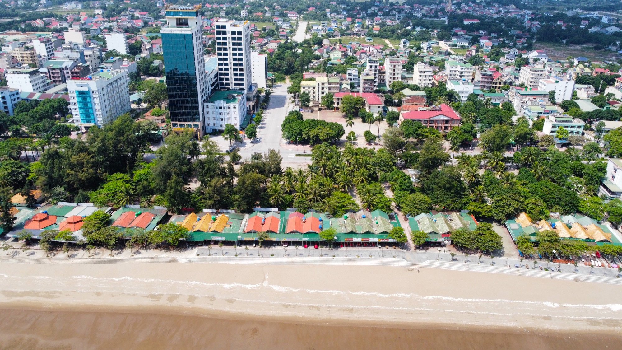 Tháo dỡ hàng trăm ki-ot, trả lại bãi biển đẹp nhất Bắc Trung Bộ cho người dân - Ảnh 3.