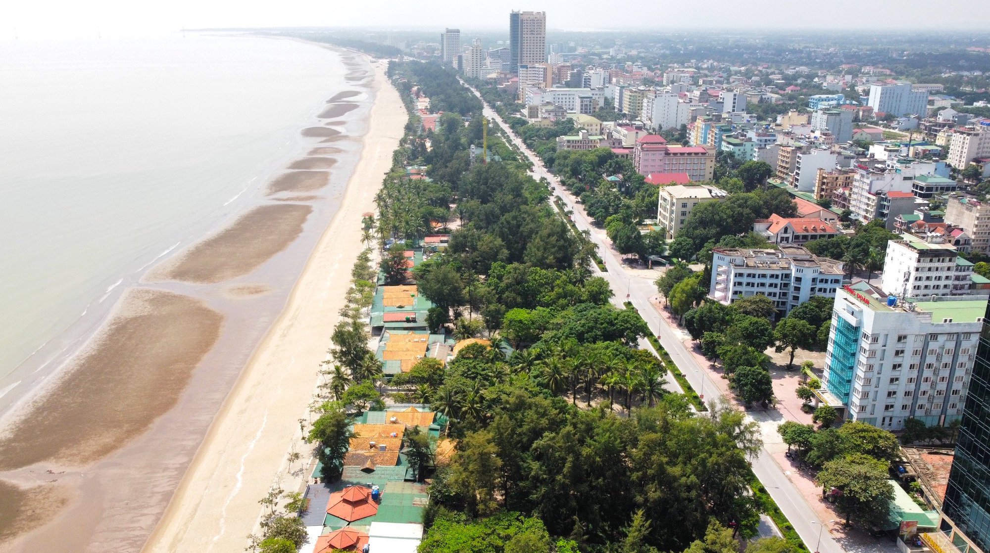 Tháo dỡ hàng trăm ki-ot, trả lại bãi biển đẹp nhất Bắc Trung Bộ cho người dân - Ảnh 2.