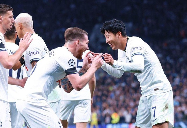 Video: Son Heung-min lập siêu phẩm vô-lê đưa Tottenham lên đỉnh bảng - Ảnh 1.