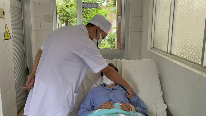 Nữ bệnh nhân thoát chết kỳ diệu sau biến chứng sốt xuất huyết - Ảnh 1.