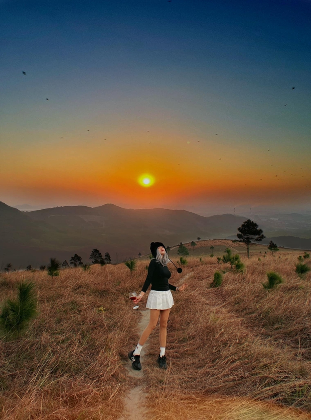 Ngắm mùa cỏ cháy đẹp thơ mộng trên đồi Phượng Hoàng, Quảng Ninh - Ảnh 4.