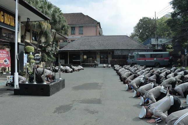 Hàng trăm cảnh sát Indonesia quỳ rạp để xin lỗi các nạn nhân vụ giẫm đạp - Ảnh 1.