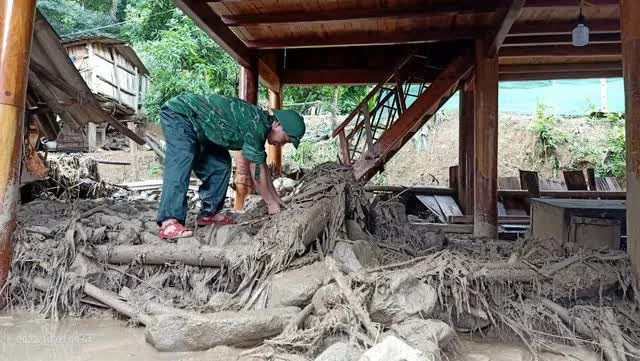 Hàng trăm hộ dân phải sống cảnh nhà tạm, ở nhờ sau trận lũ dữ - Ảnh 4.