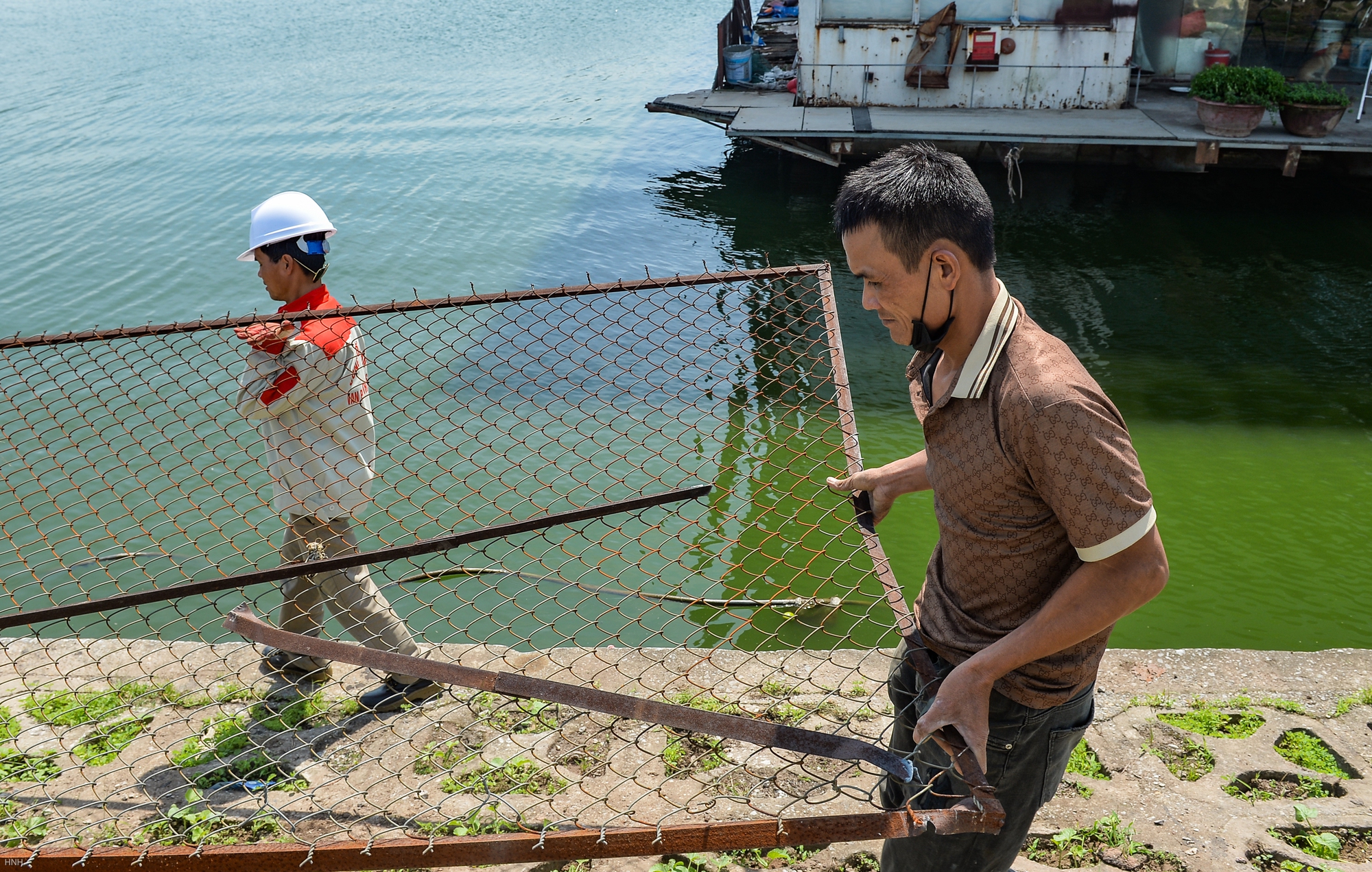 Hà Nội: Tháo dỡ du thuyền hàng chục tỷ bỏ hoang trên hồ Tây - Ảnh 9.