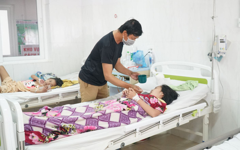 Không tự ý truyền nước khi mắc sốt xuất huyết - Ảnh 1.