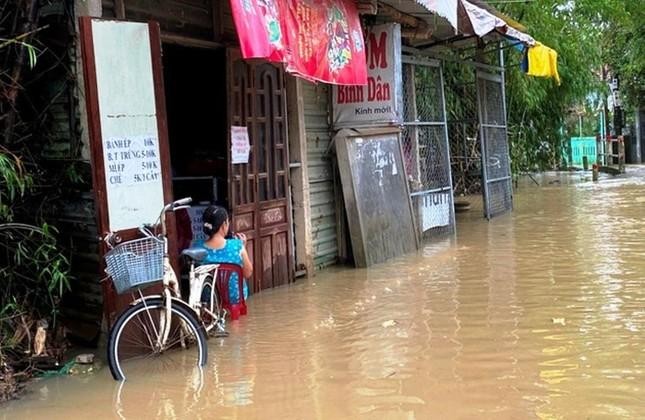 Ứng phó mưa lũ nguy hiểm, học sinh vùng trũng TT-Huế nghỉ học từ chiều 14/10 - Ảnh 4.